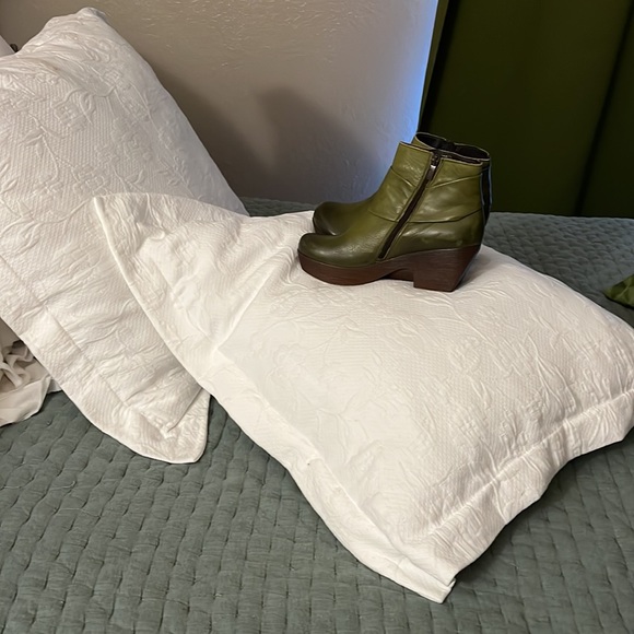 These are a fantastic faja mini boots. They are size 38 I just wear 3 times. - Picture 4 of 9